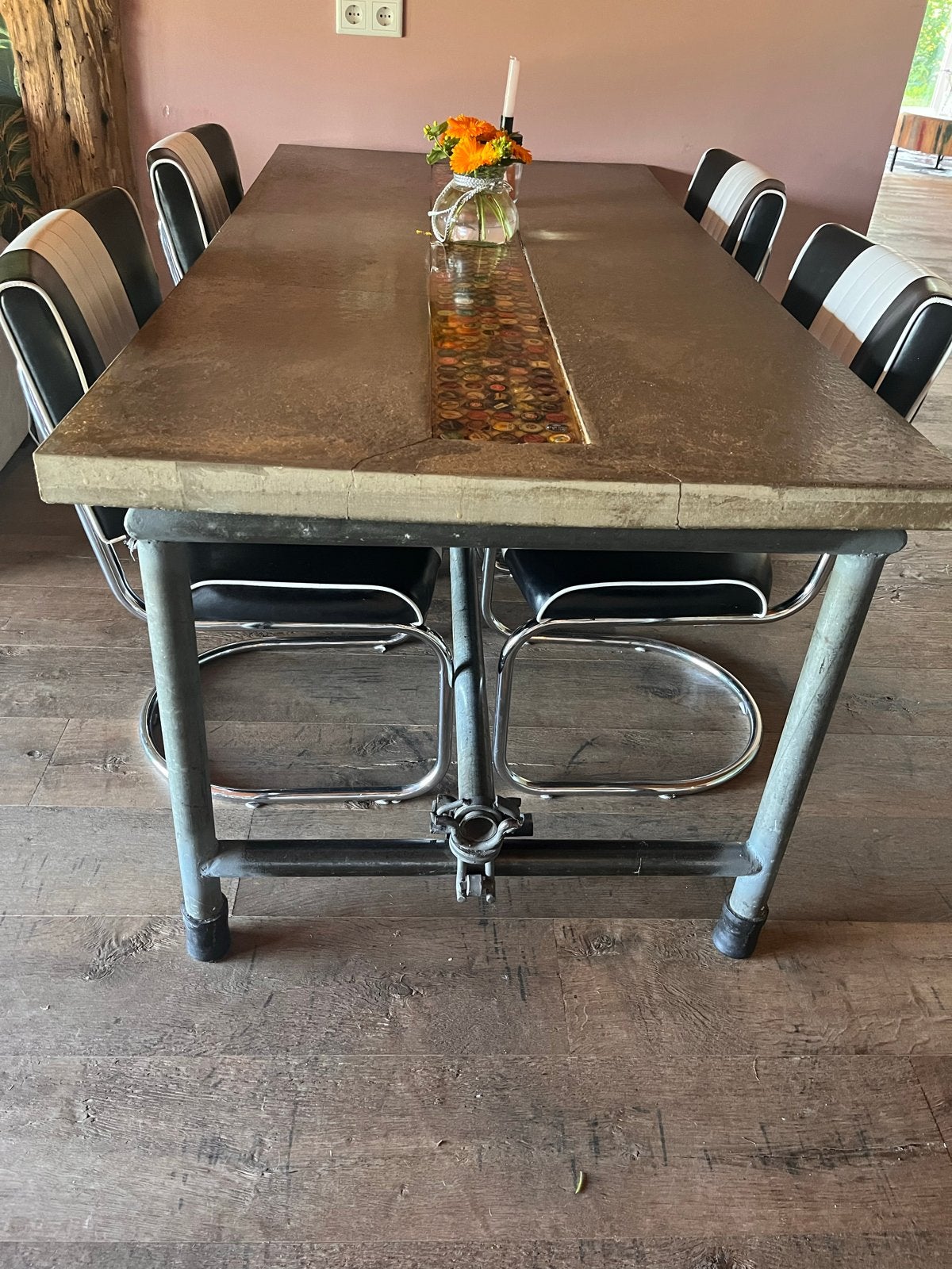 Unieke betonnen eettafel met bierdoppen en steigerbuisframe, Ophalen, Gebruikt, 50 tot 100 cm, Vier personen