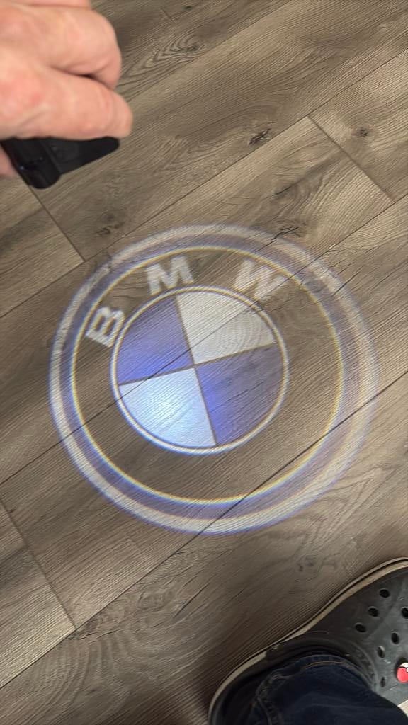 BMW logo te zien op de grond bij openen deur, Ophalen, Nieuw