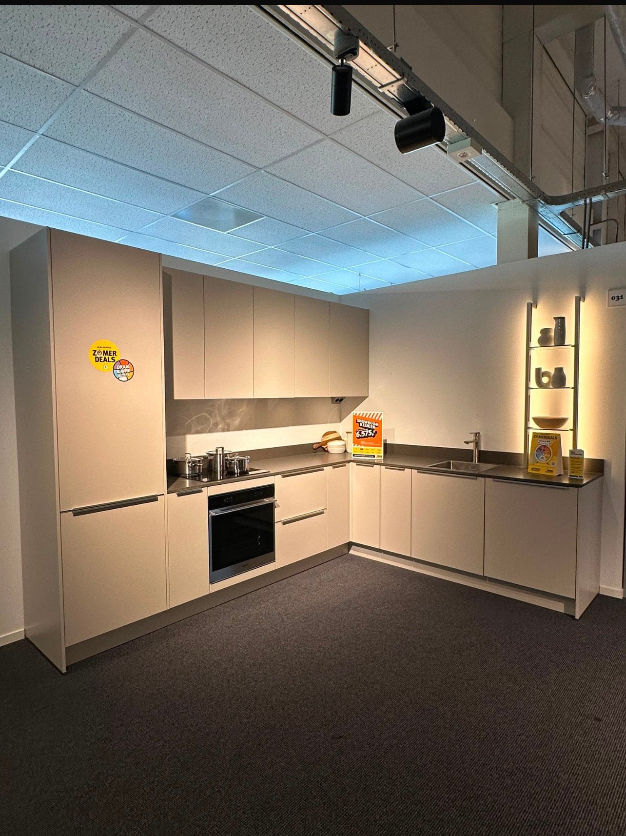 Moderne showroom hoek keuken, Huis en Inrichting, Ophalen, Hoekkeuken, Zo goed als nieuw, Crème