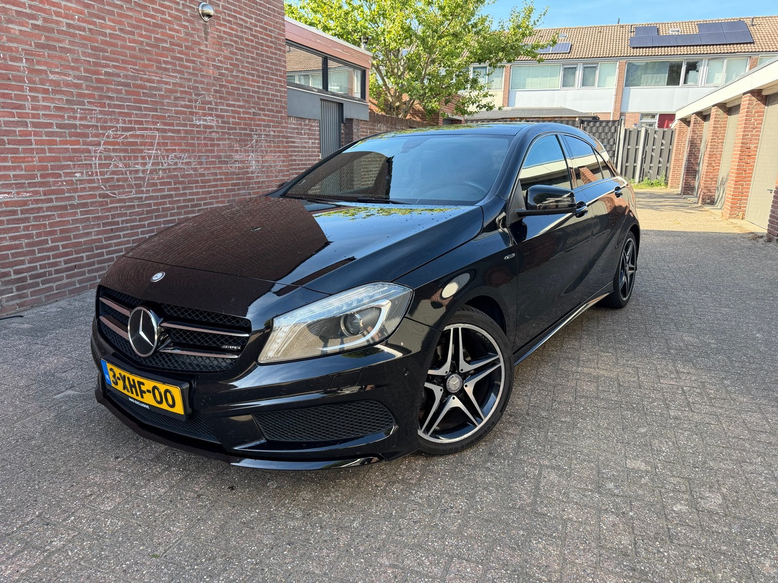 Mercedes-Benz A-Klasse A180 1.6 Blue EFF Aut7 2014 Zwart, Auto's, Mercedes-Benz, 4 cilinders, Parkeersensor, Leder en Stof, Onderhoudsboekje