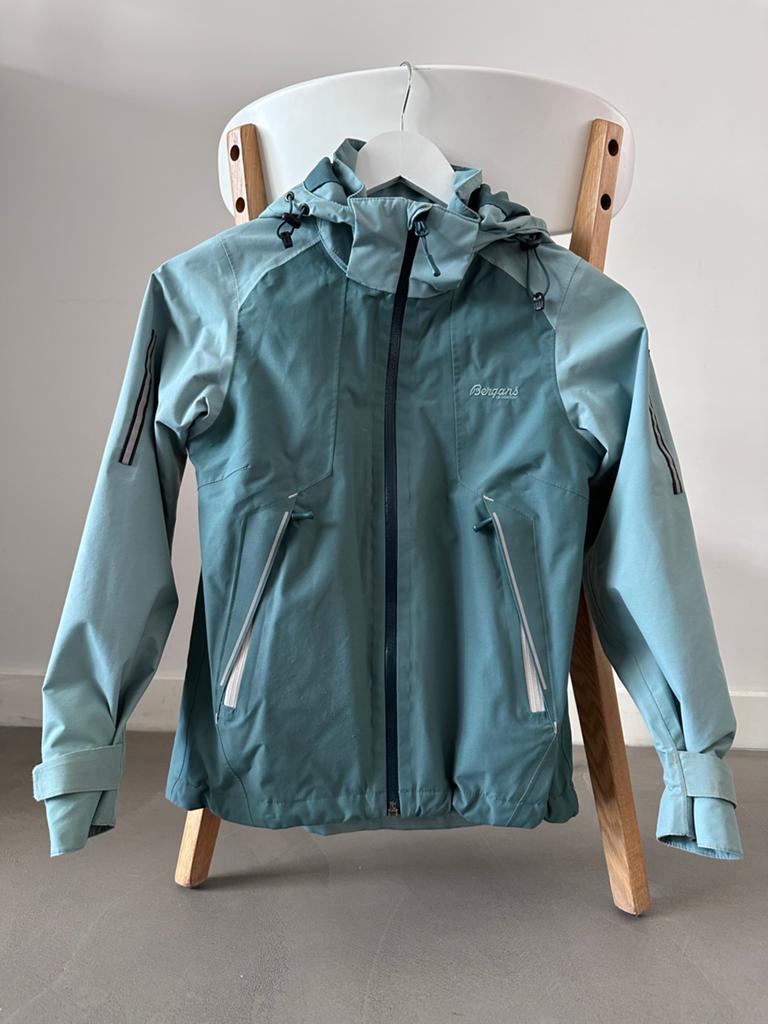 Bergans Hardshell Jas/ regenjas (140) - Waterdicht & Ademend, Ophalen of Verzenden, Gebruikt, Meisje, Jas