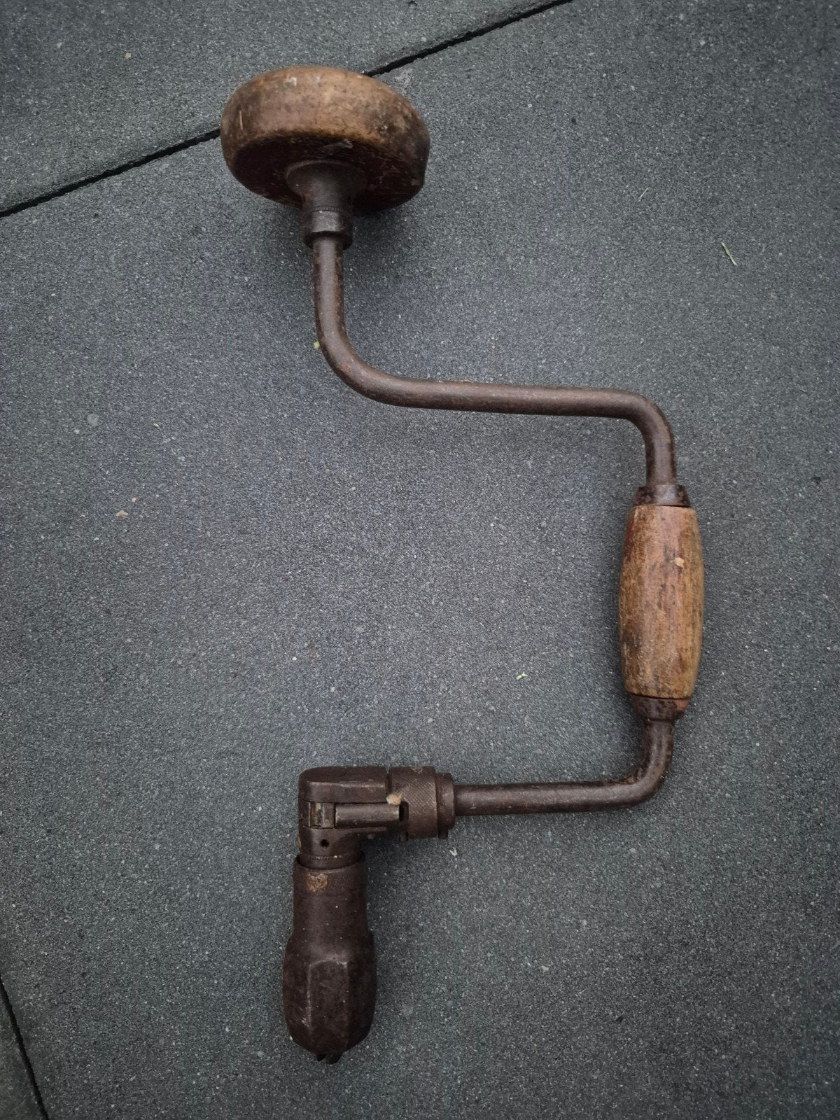Antieke handboor met houten handvat, Ophalen