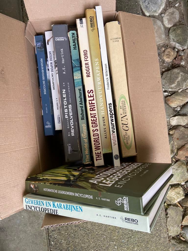 Doos vol boeken over vuurwapens - Encyclopedieën & meer, Ophalen, Gelezen