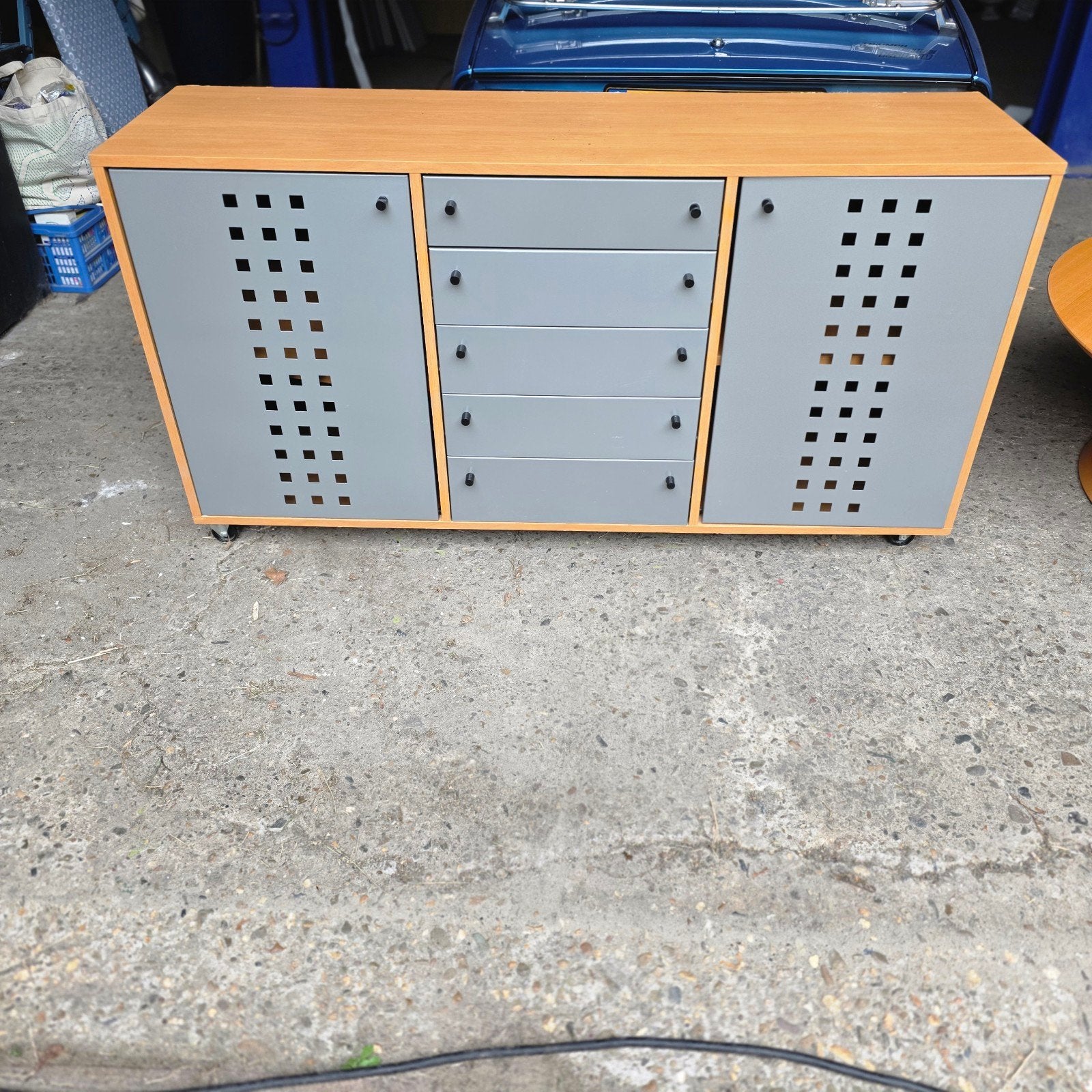 Modern dressoir op wieltjes., Huis en Inrichting, Ophalen, Gebruikt, Modern / industrieel, 100 tot 150 cm