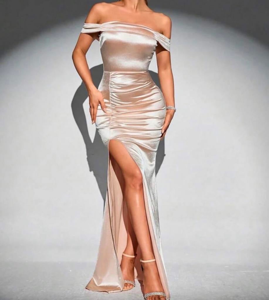 Elegante champagnekleurige galajurk met split, Galajurk, Beige, Maat 42/44 (L), Ophalen of Verzenden