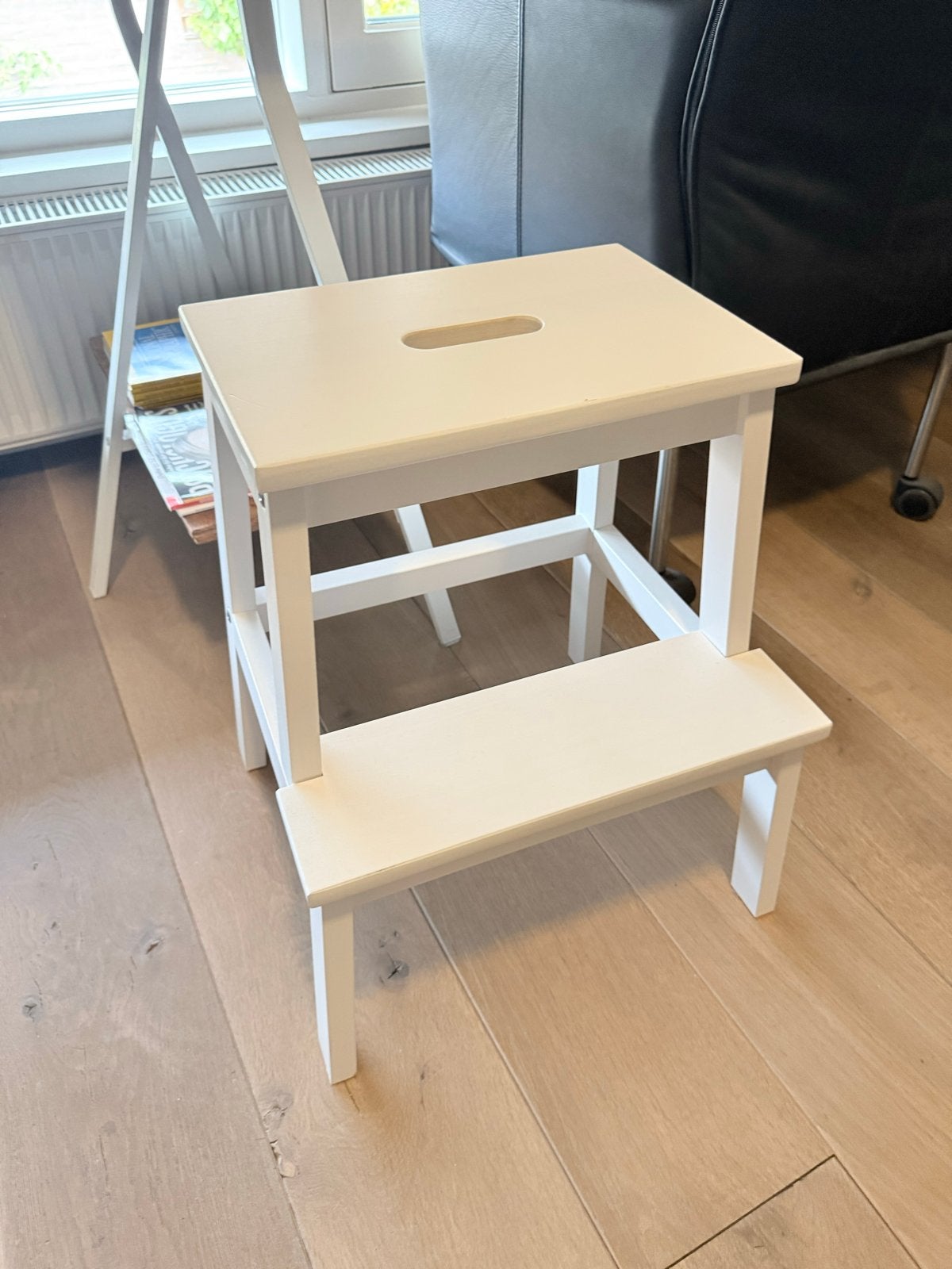 Handige witte opstapje kruk - 50 cm hoog, Huis en Inrichting, Krukjes, Gebruikt, Hout, Ophalen