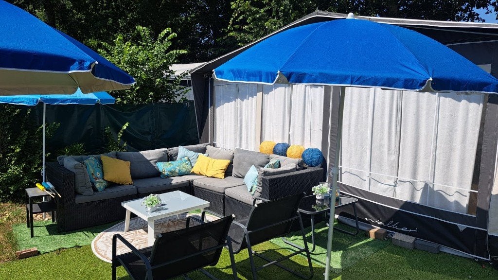 Hymer Eriba Caravan met Seizoensplaats aan het Veluwemeer, 2 aparte bedden, Rondzit, Luifel, Particulier