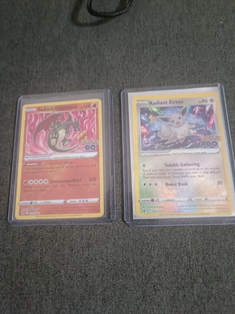 Radiant Eevee en Radiant Charizard Pokémon kaarten, Ophalen of Verzenden
