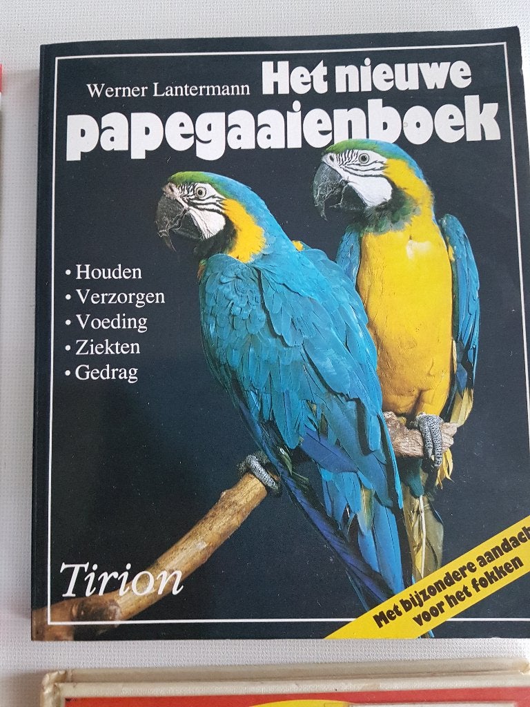 boeken over papegaaien, 3 stuks, Ophalen of Verzenden, Gelezen, Vogels