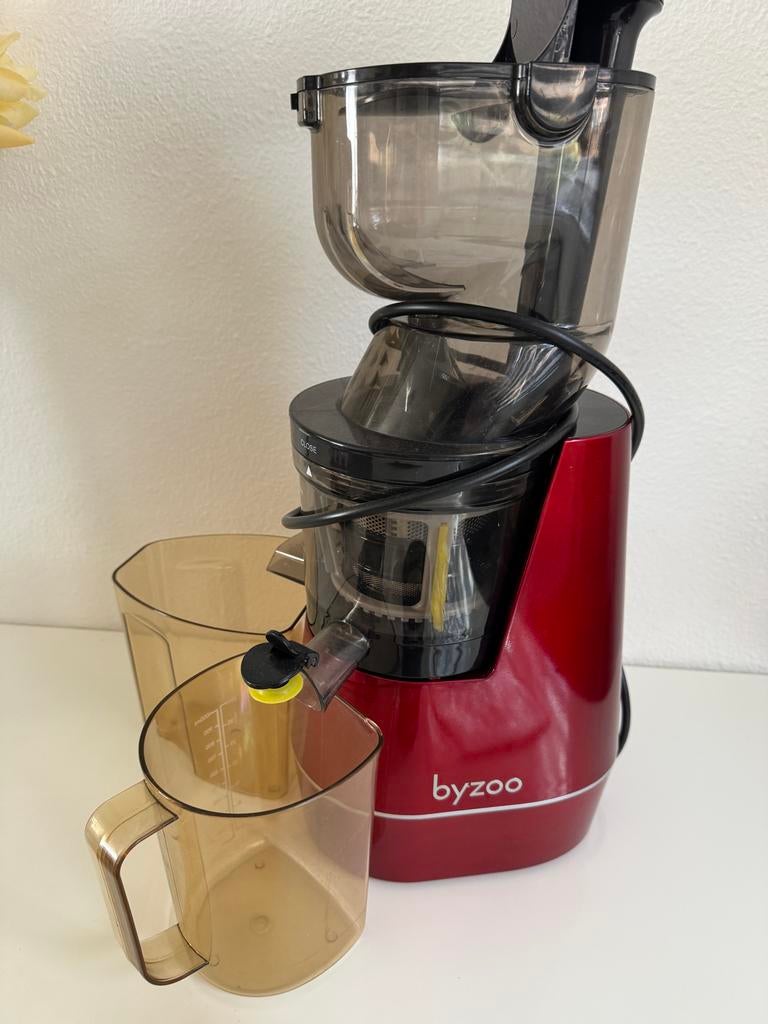 Byzoo Slowjuicer - Rood, Zo goed als nieuw, Ophalen of Verzenden, Zo goed als nieuw, Elektrisch, Slowjuicer
