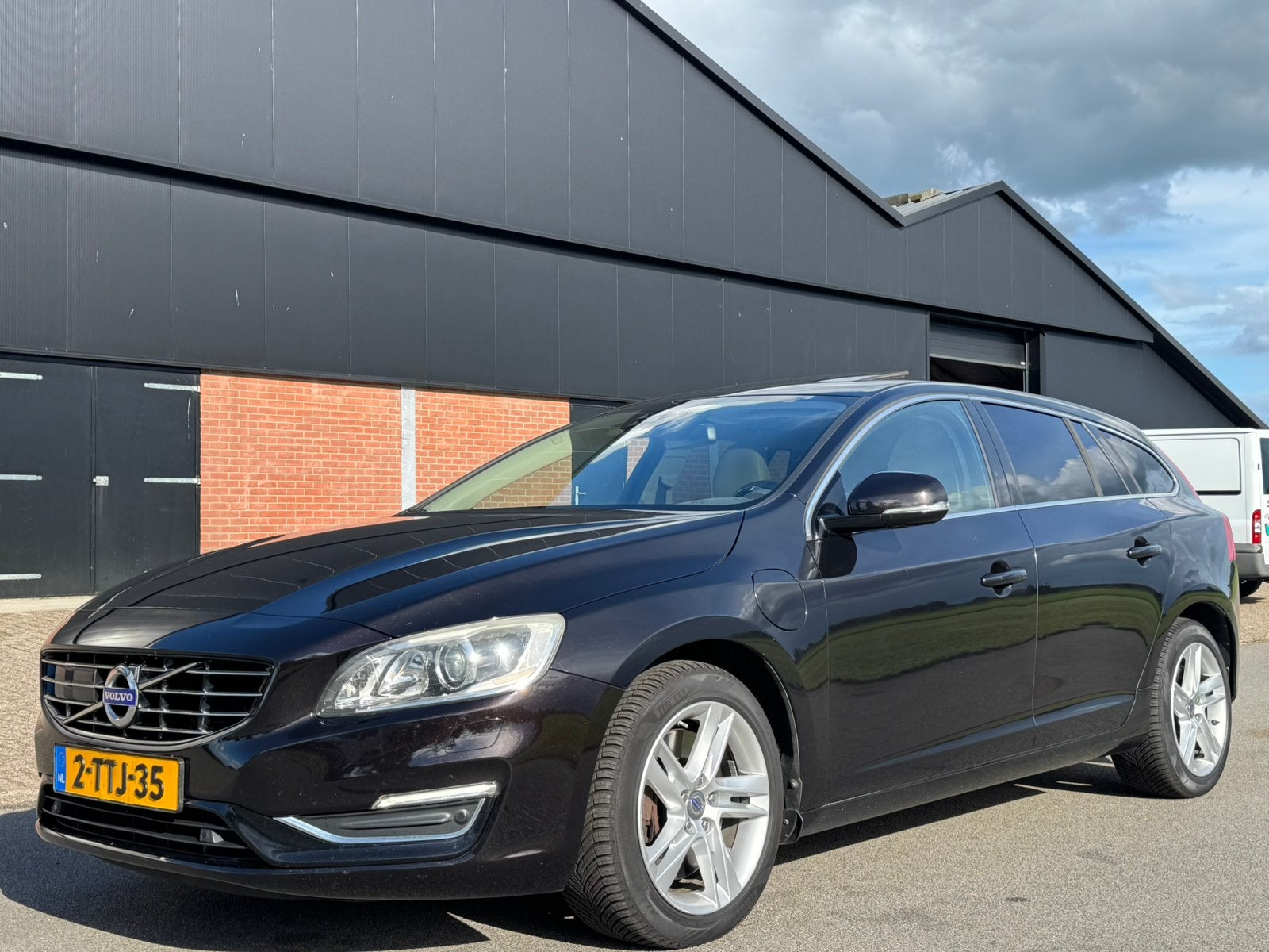 Volvo V60 D6 215pk Plug-in Hybrid 2014 Zwart | TEKST LEZEN!, Auto's, Volvo, Automaat, 1849 kg, 1800 kg, Beige
