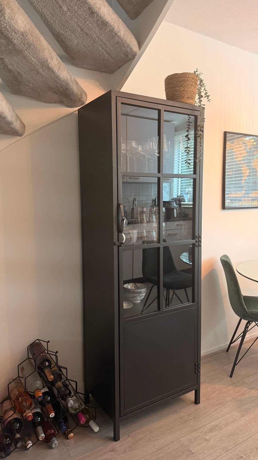 Zwarte vitrinekast met glazen deuren - 60x175x40 cm, Huis en Inrichting, Kasten | Vitrinekasten, Ophalen, Gebruikt, 50 tot 100 cm