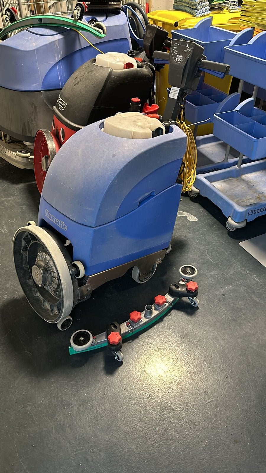 Numatic schrobmachine - Professionele vloerreiniger, Ophalen