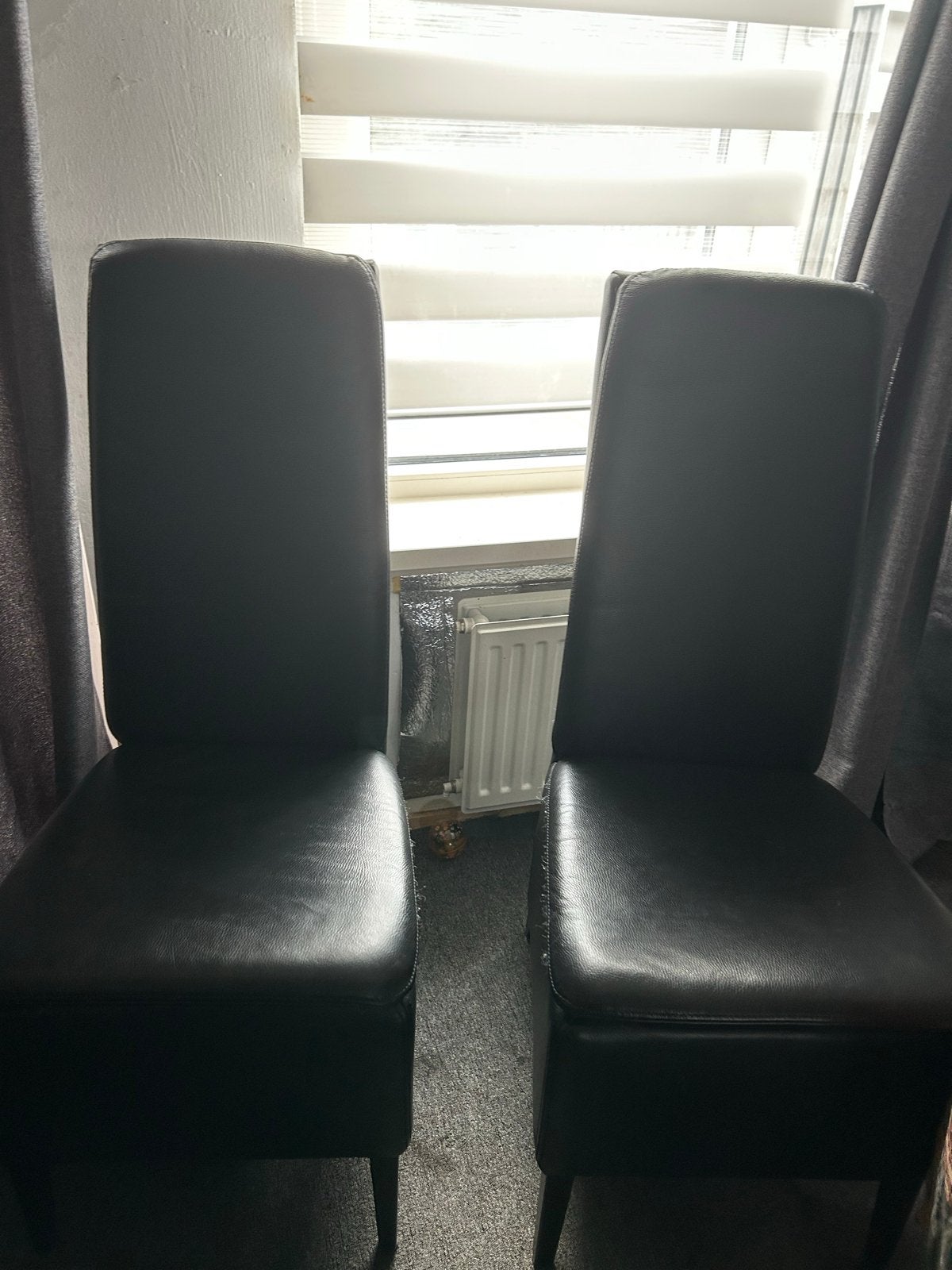 2 stuks Zwarte Leren Eetkamerstoelen, Huis en Inrichting, Stoelen, Gebruikt, Twee, Leer, Zwart, Ophalen