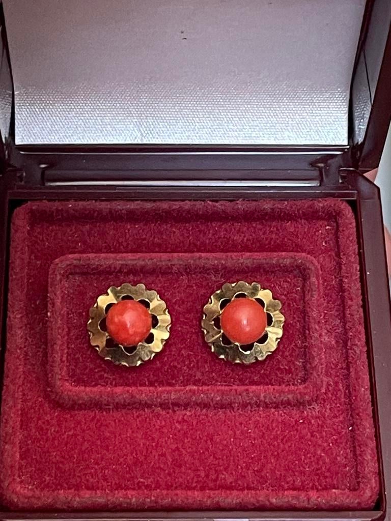 14 karaat geelgouden vintage oorstekers met bloedkoraal, Sieraden, Tassen en Uiterlijk, Antieke sieraden, Ophalen of Verzenden