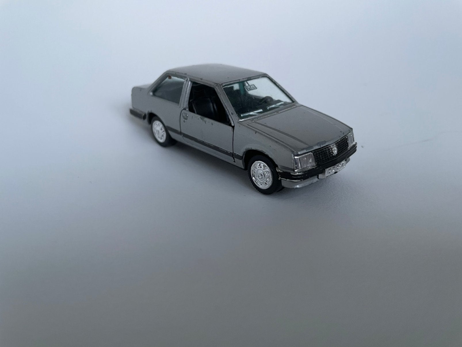model Opel Corsa sedan 2-d, 1/43 Gama, zilver, zilvergrijs, Ophalen of Verzenden, Gebruikt, Auto, Gama