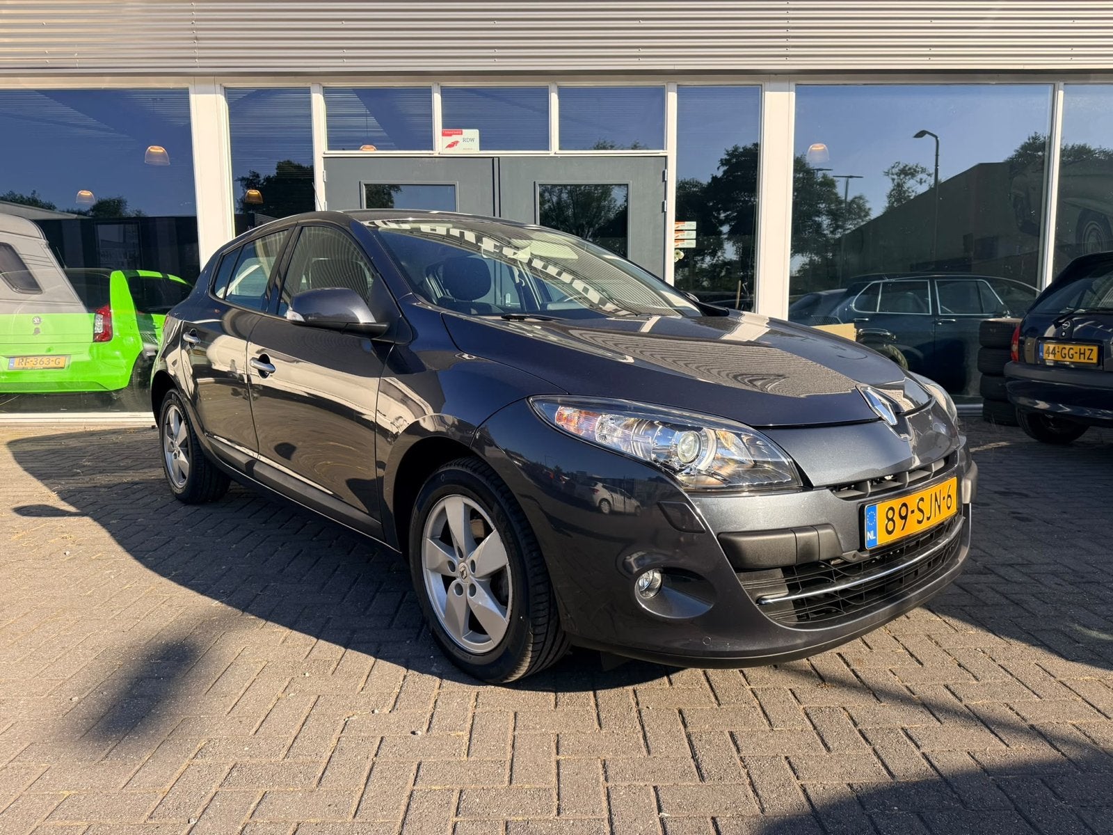 Renault Mégane Automaat 2.0 16V 103KW HB CVT 2011 Grijs, Stof, Zwart, 4 cilinders, Origineel Nederlands