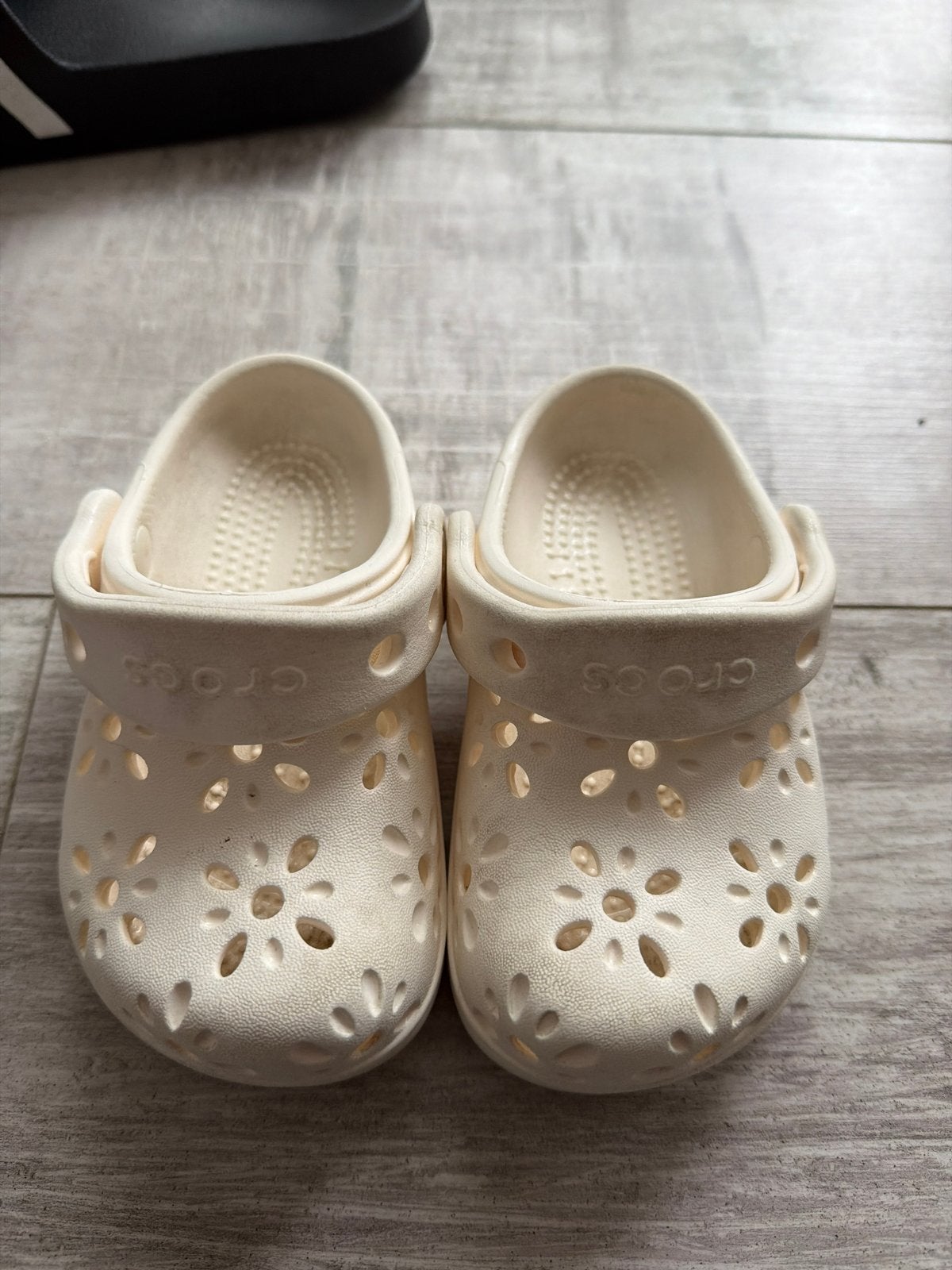 Kinder Crocs Maat 23/24 - Crèmekleurig met Bloemen, Ophalen of Verzenden, Zo goed als nieuw, Jongen of Meisje, Schoenen