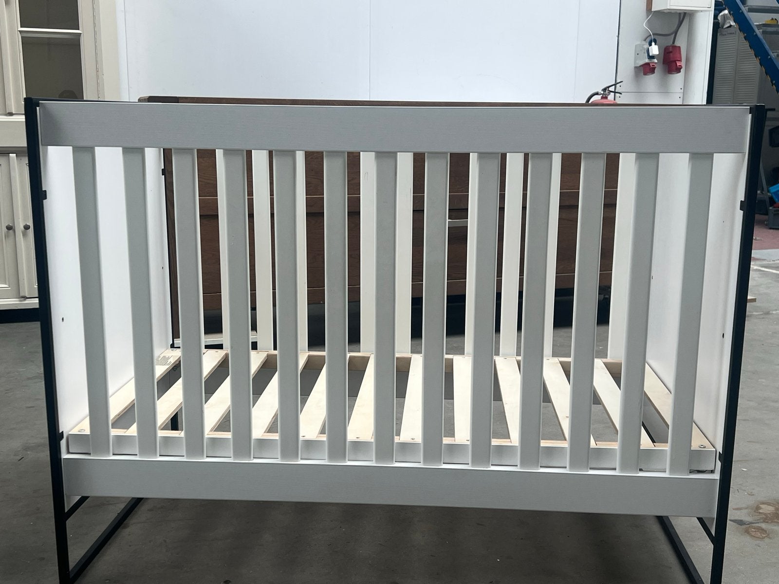 Kinder bed 123/70/92 - Stevige en ruime box voor baby's, Kinderen en Baby's, Boxen, Ophalen, In hoogte verstelbaar, Zo goed als nieuw