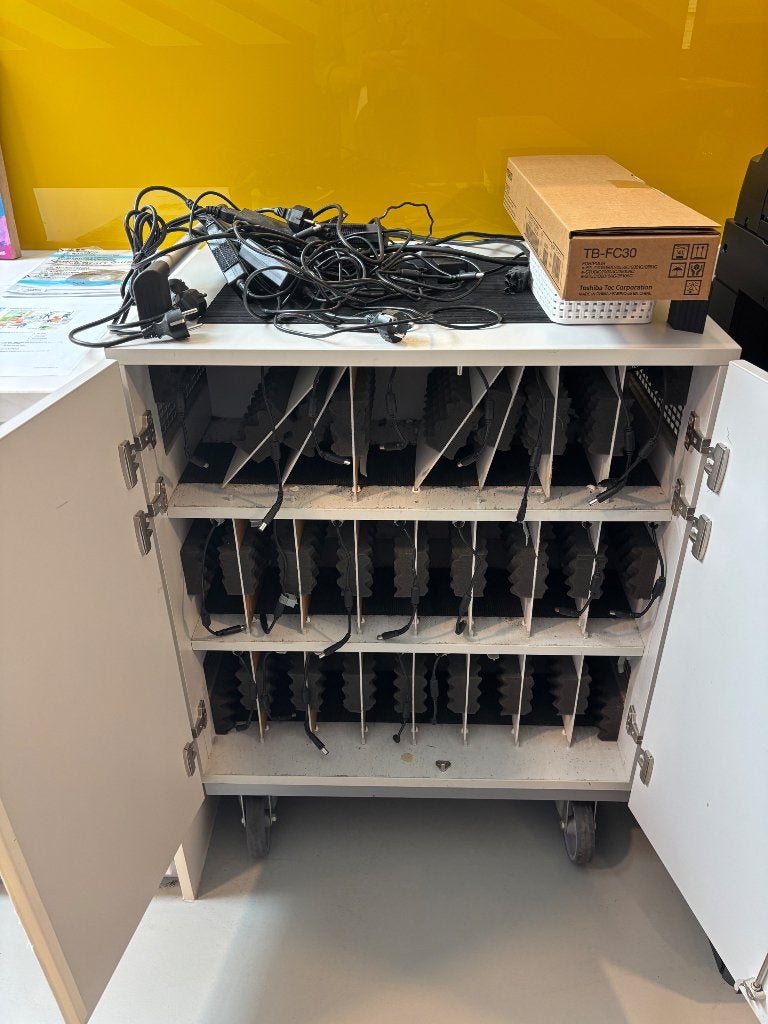 Verrijdbare laptoplaadkast / laptop charging trolley, Computers en Software, Ophalen, Gebruikt