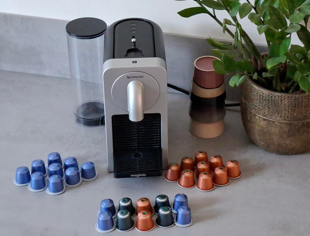 Nespresso koffiemachine met 28 cups, Ophalen of Verzenden, Gebruikt, Koffiemachine, Koffiepads en cups