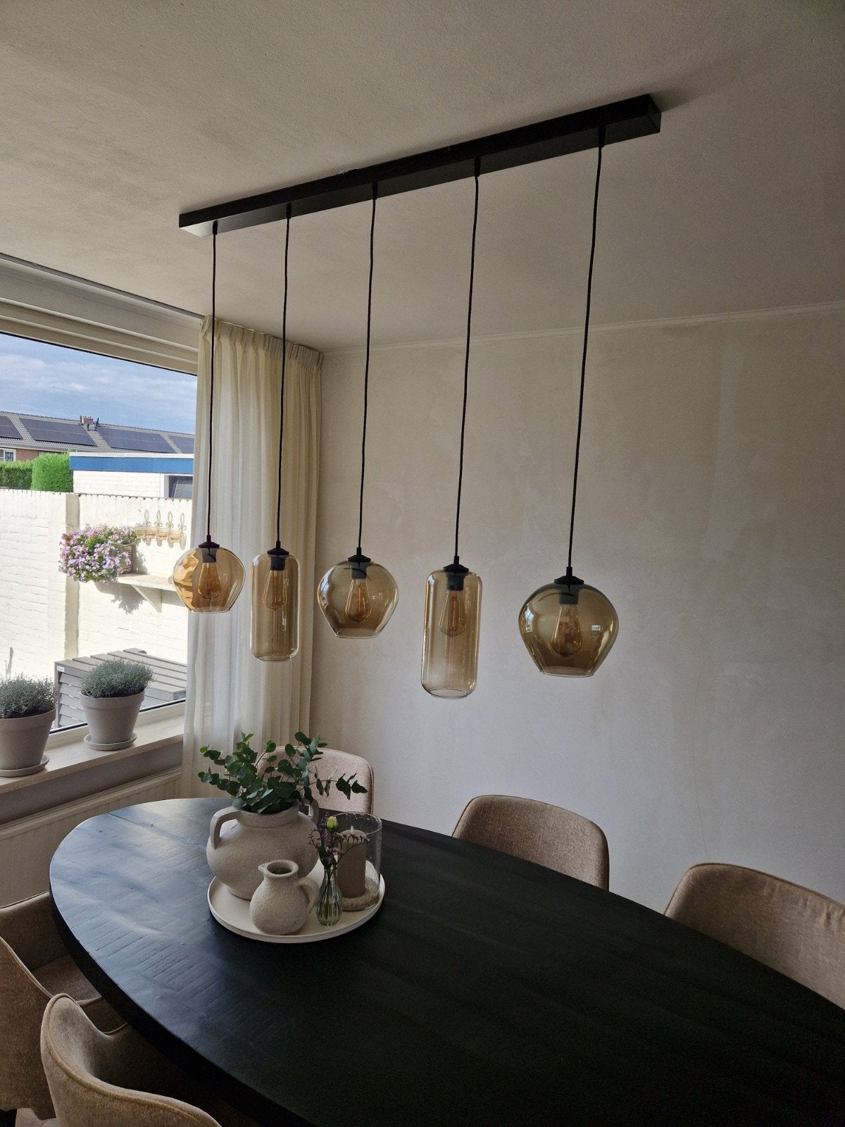 Moderne hanglamp met 5 getinte glazen bollen en zwarte balk, Ophalen, Zo goed als nieuw, Glas, Modern