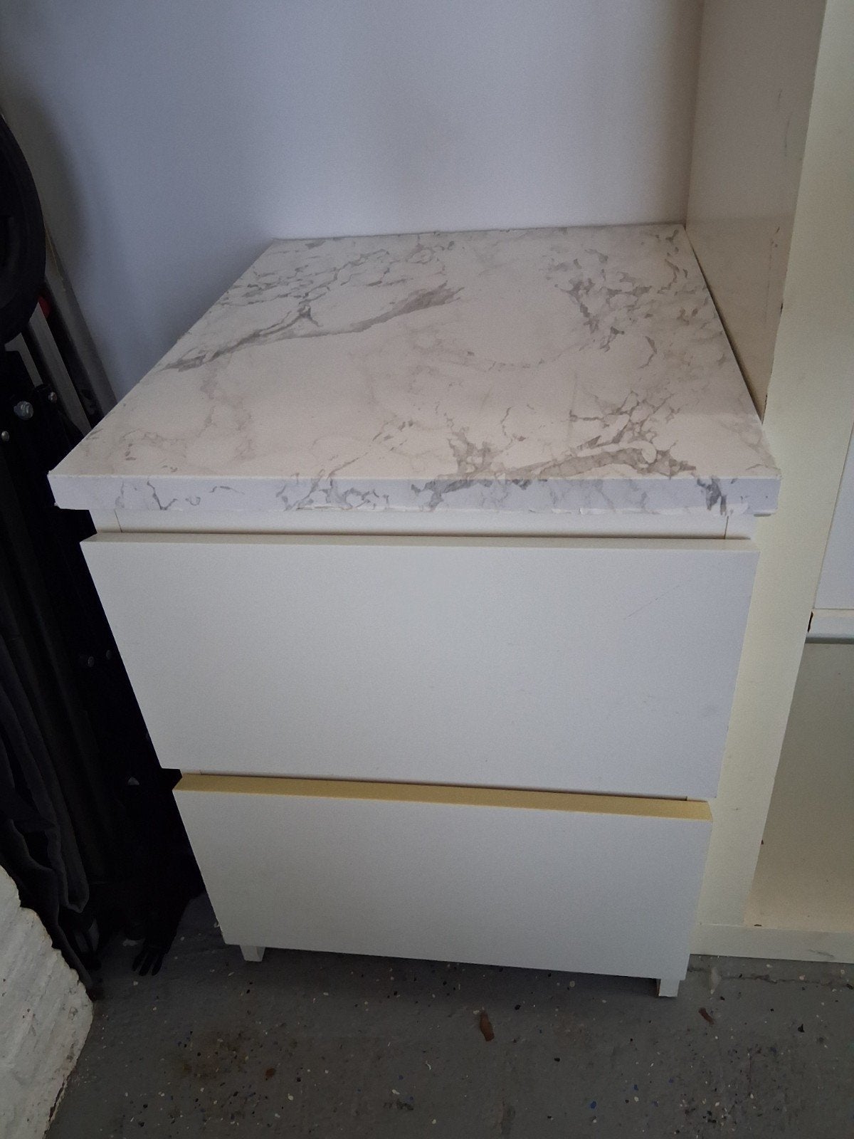 IKEA ladekast met 2 lades en marmerlook blad, Ophalen, Gebruikt, 1 of 2 laden, 50 tot 100 cm