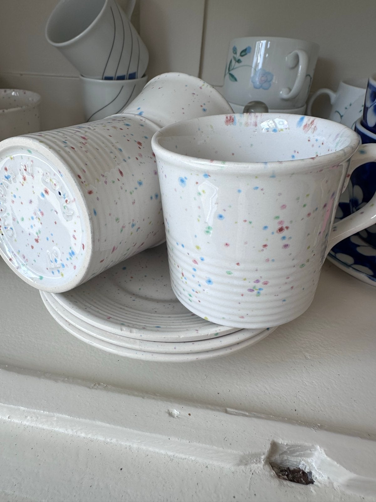 Set van 3 vrolijke gespikkelde mokken met schotels, Ophalen, Keramiek, Zo goed als nieuw, Modern