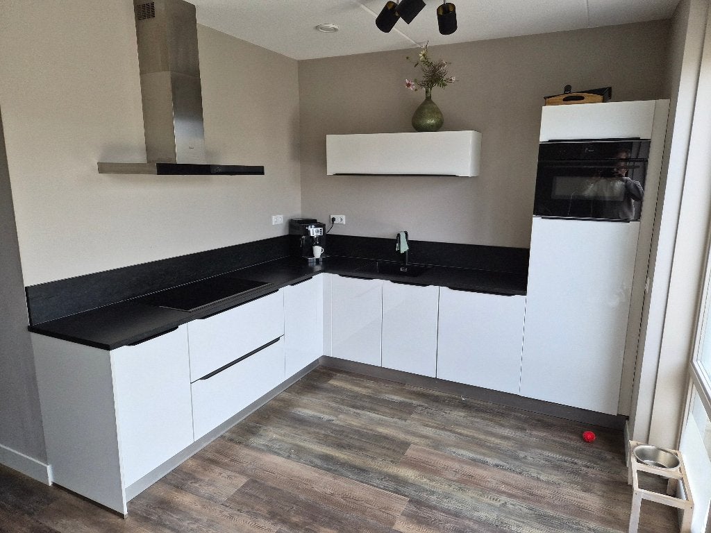 Moderne hoekkeuken met kookplaat en afzuigkap, Huis en Inrichting, Ophalen, Gebruikt, Wit, Hoekkeuken