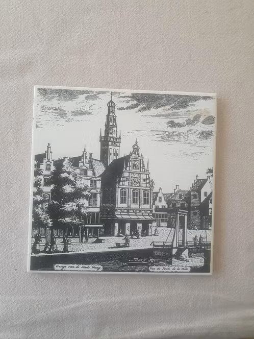 Tegel gezicht op de Waag Alkmaar ., Antiek en Kunst, Antiek | Wandborden en Tegels, Ophalen
