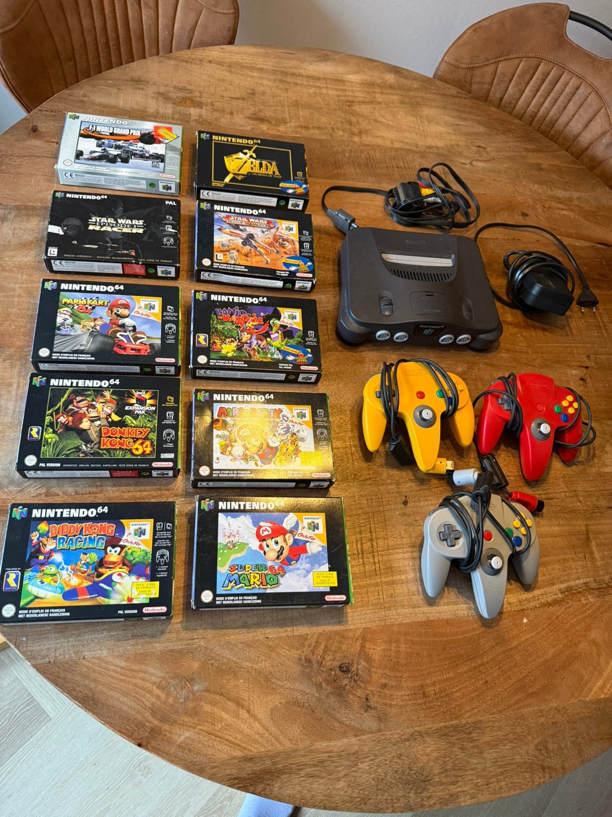 Nintendo 64  3 controllers en 10 spelletjes alles er bij, Ophalen of Verzenden, Zo goed als nieuw, Met 3 controllers of meer, Met games