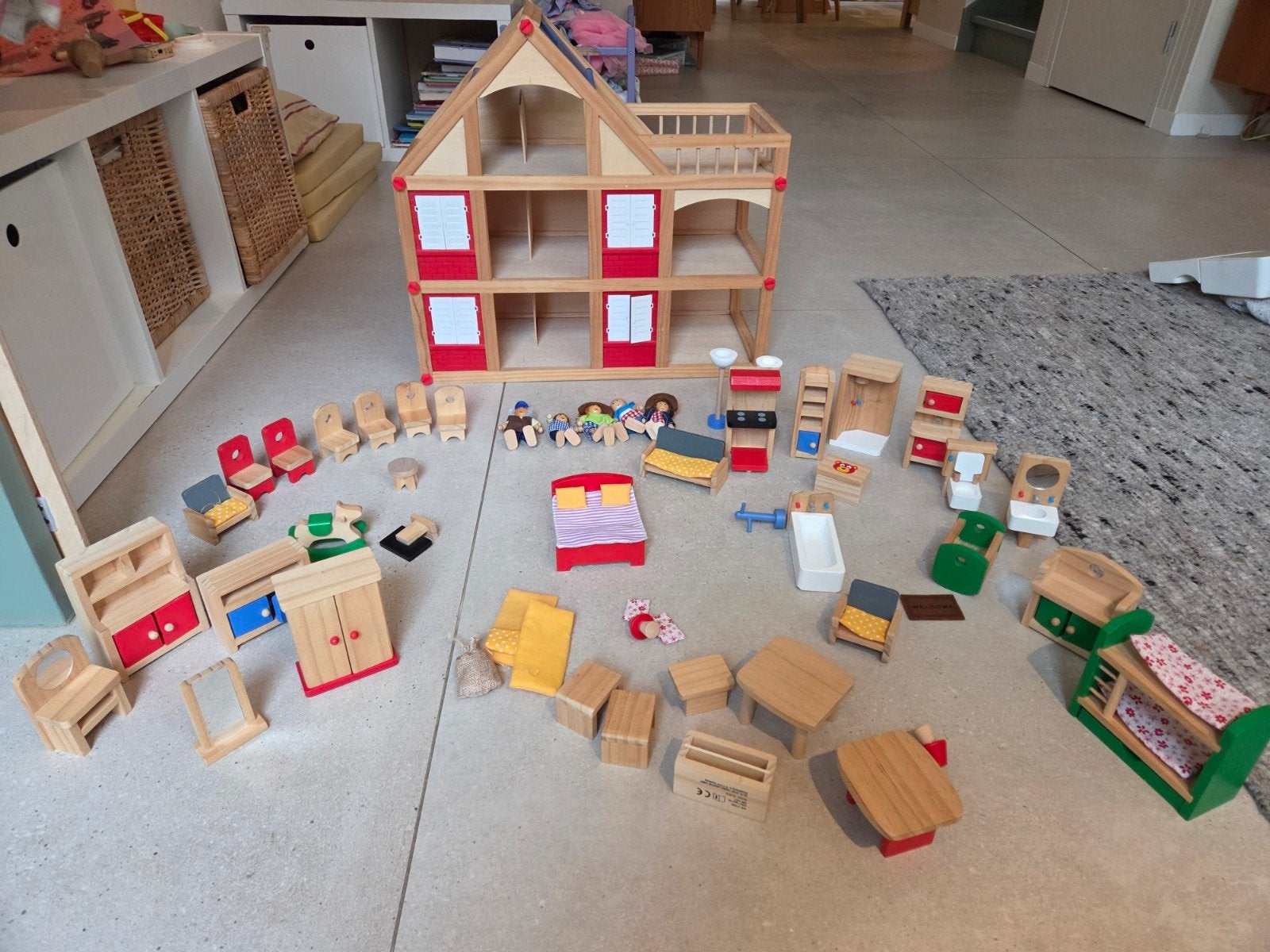 Groot houten poppenhuis met complete inrichting en poppen