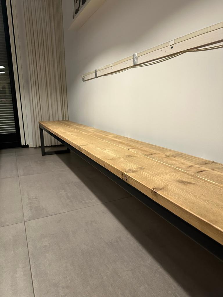 Moderne bank met houten zitting en metalen onderstel, Huis en Inrichting, Banken | Bankstellen, Zo goed als nieuw, Rechte bank