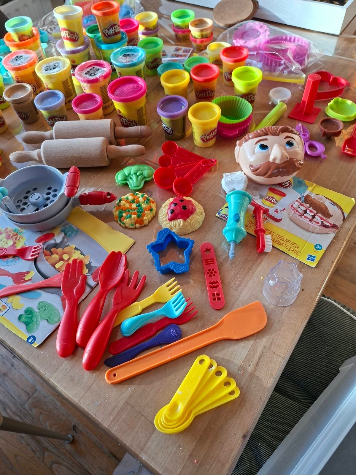 Grot partij Playdoh kleiset met veel accessoires., Ophalen, Nieuw, Knutselen