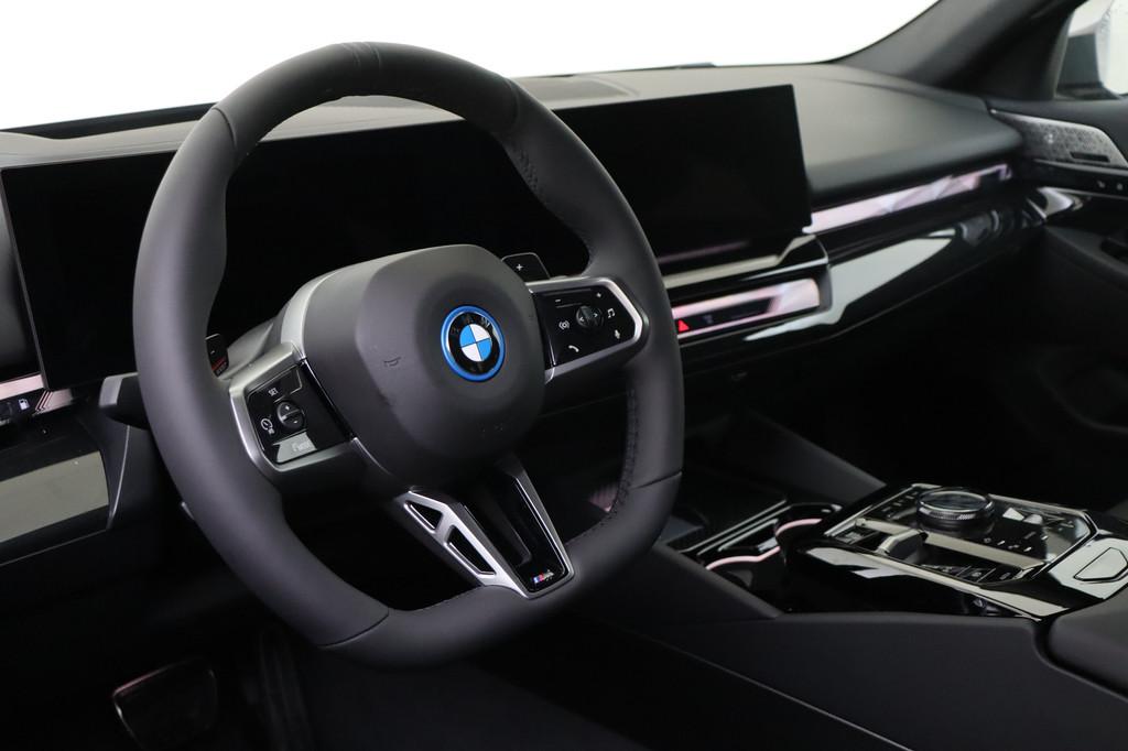 BMW 5 Serie Touring 530e M Sport Automaat / Panoramadak / Tr, Automaat, 1998 cc, Achterwielaandrijving, Zwart