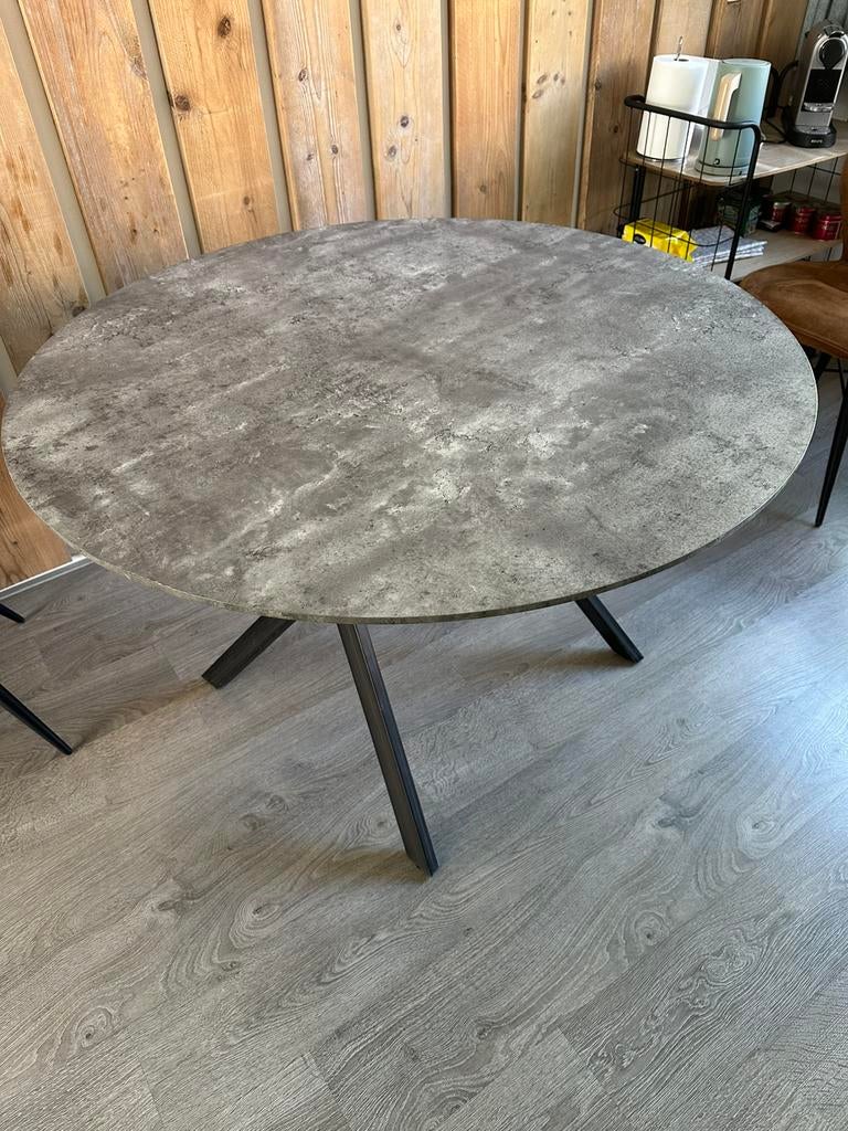 Mooie ronde eettafel betonlook met stalen poten, Huis en Inrichting, Tafels | Eettafels, Ophalen, Gebruikt, 100 tot 150 cm, Rond