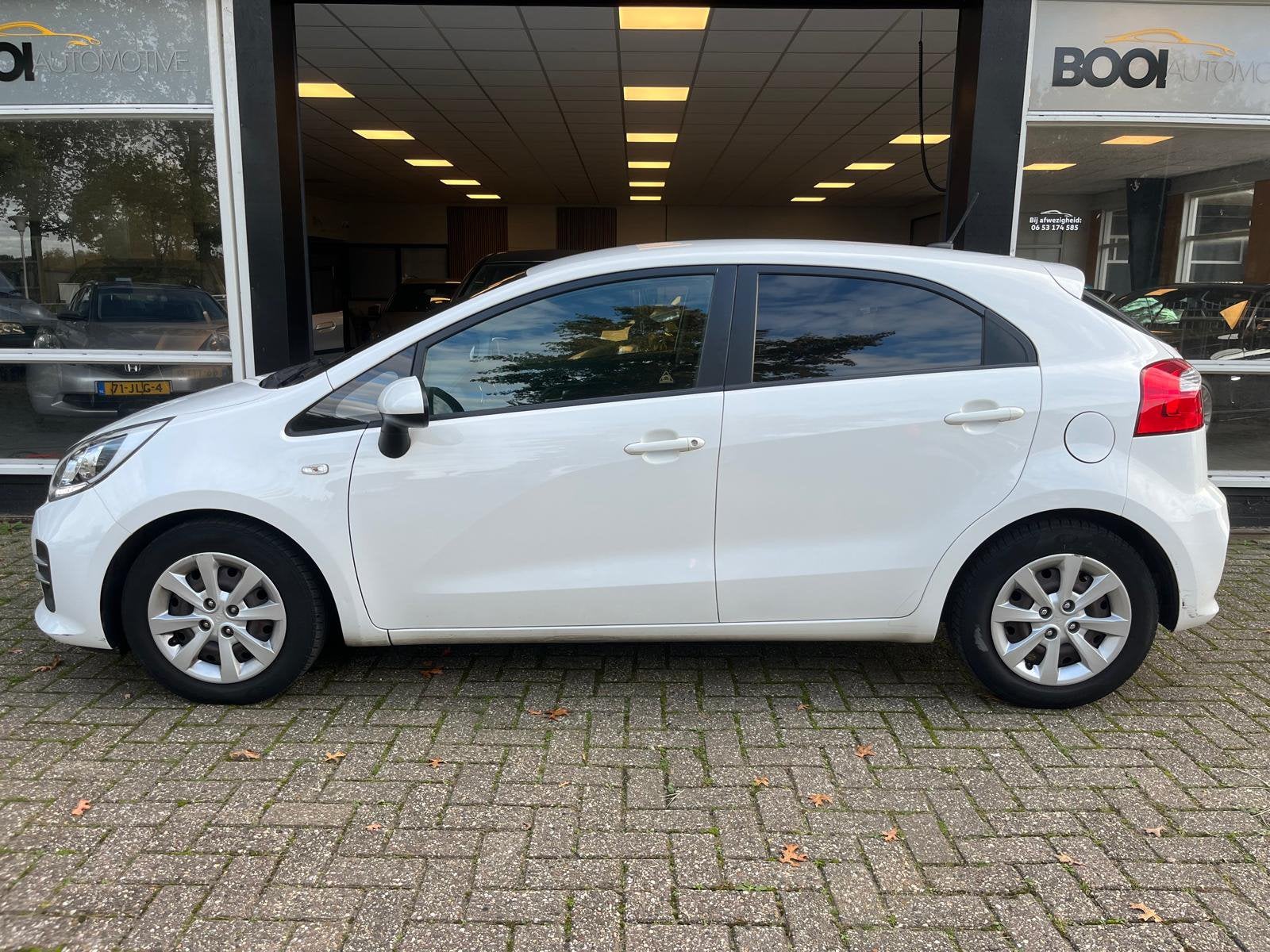 Kia Rio 1.2 I 5DRS 2016 Eerste eigenaar Navi AIrco, Auto's, 40 €/maand, Zwart, 4 cilinders, Origineel Nederlands