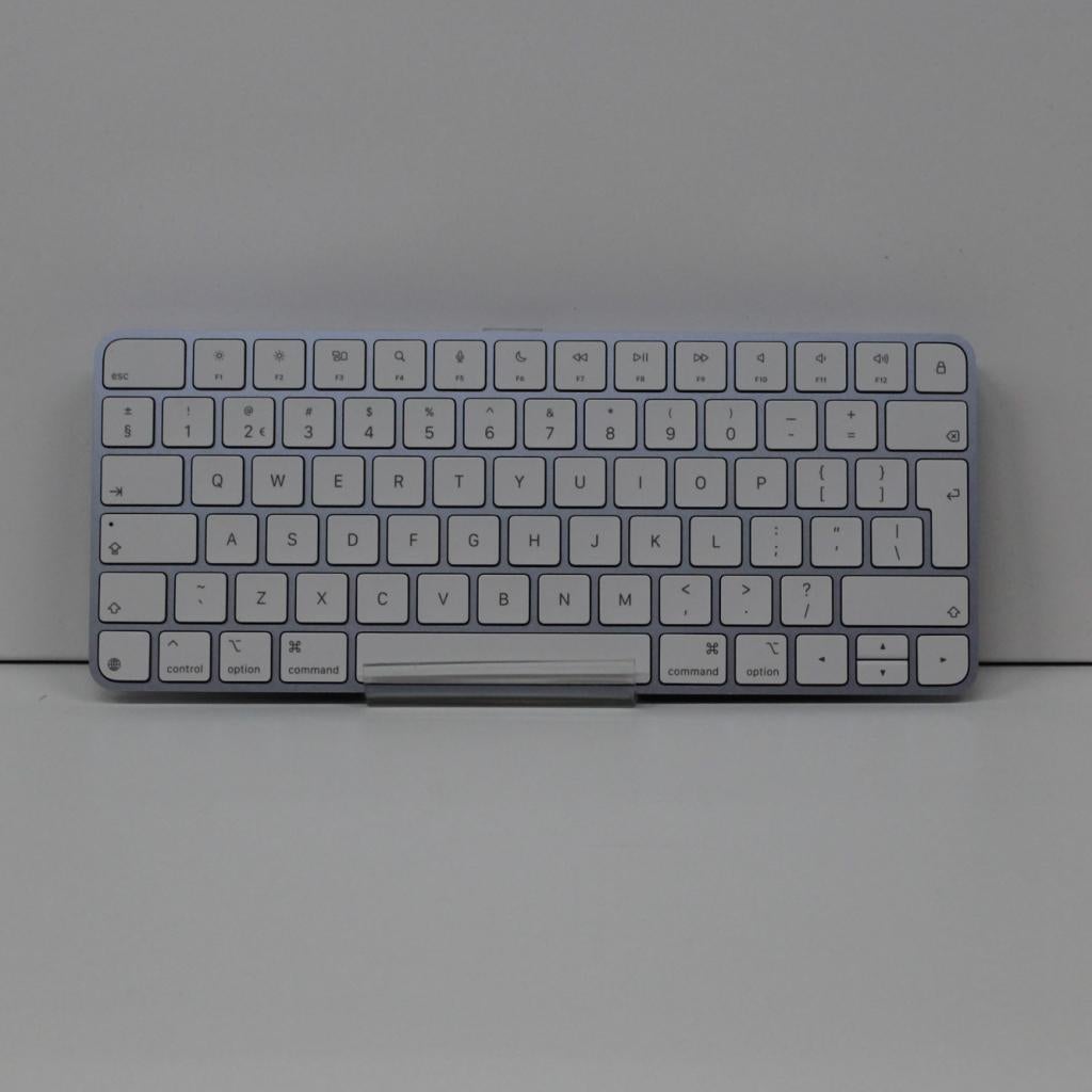 Apple A3203 Magic Keyboard Lightblue + lederen hoesje, Computers en Software, Toetsenborden, Zo goed als nieuw
