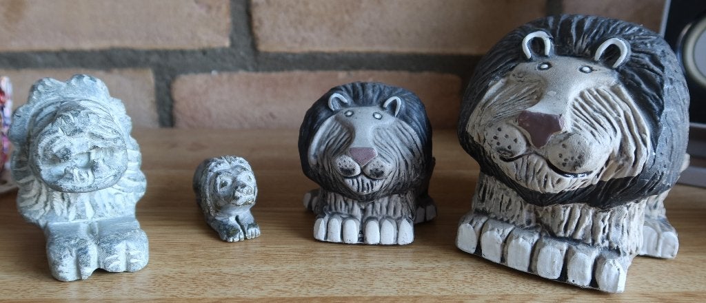 Twee sets van twee grijze leeuwen in prima staat - dus 4 x, Verzamelen, Beelden en Beeldjes, Ophalen of Verzenden, Zo goed als nieuw