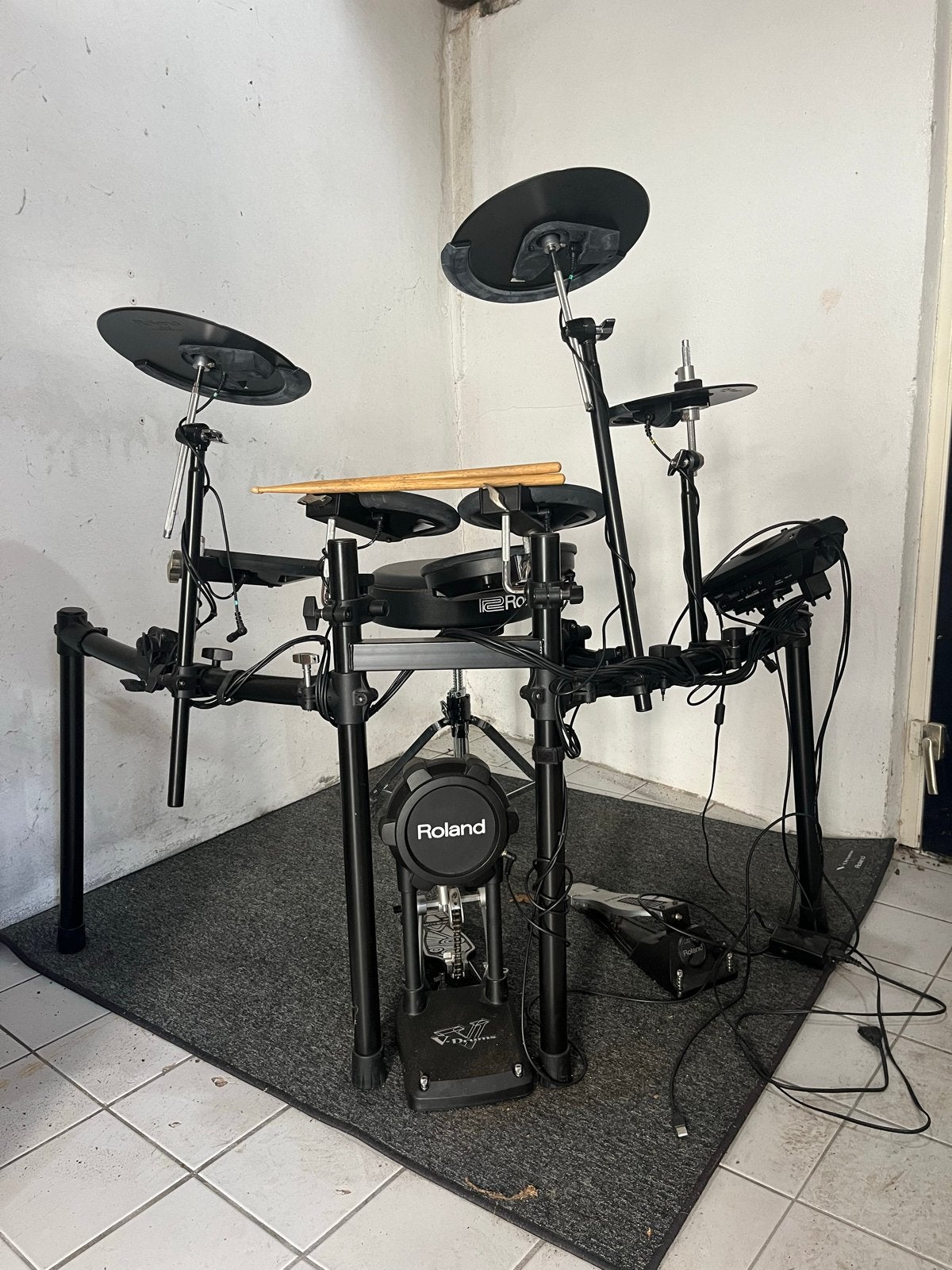 Foto 2 van Roland TD-11K V-Drums Compact + kruk & mat