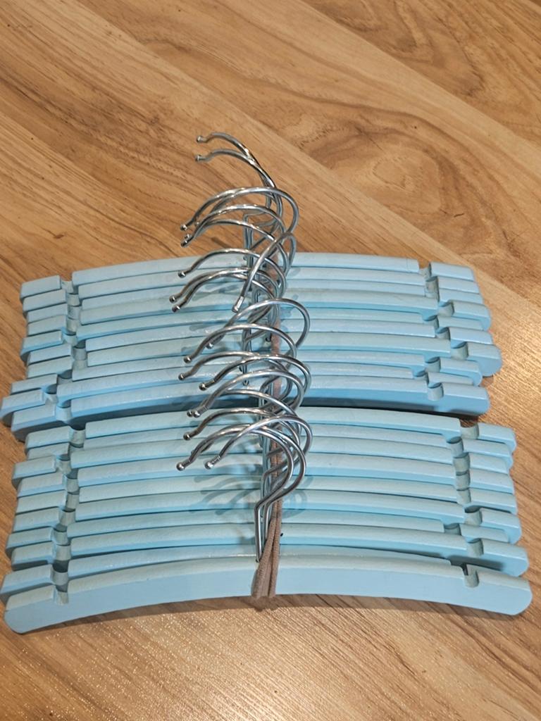 20 lichtblauwe baby kledinghangers  met metalen haak, Verzenden, Gebruikt