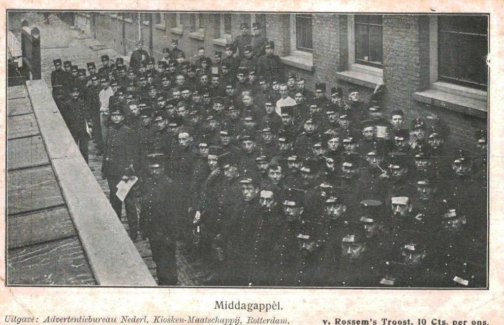 Oude ansichtkaart: Middagappèl, Rotterdam (militairen), Verzamelen, Ophalen of Verzenden, Voor 1920, Gelopen, Zuid-Holland