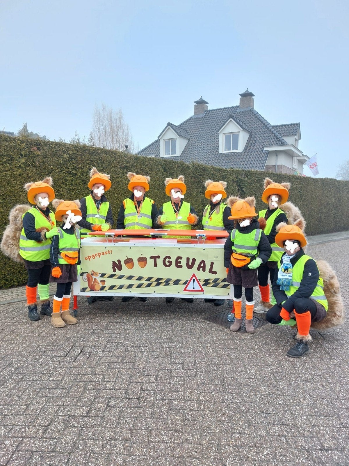 Carnavalsloopgroep met loopkar "Nootgeval", Ophalen, Overige maten