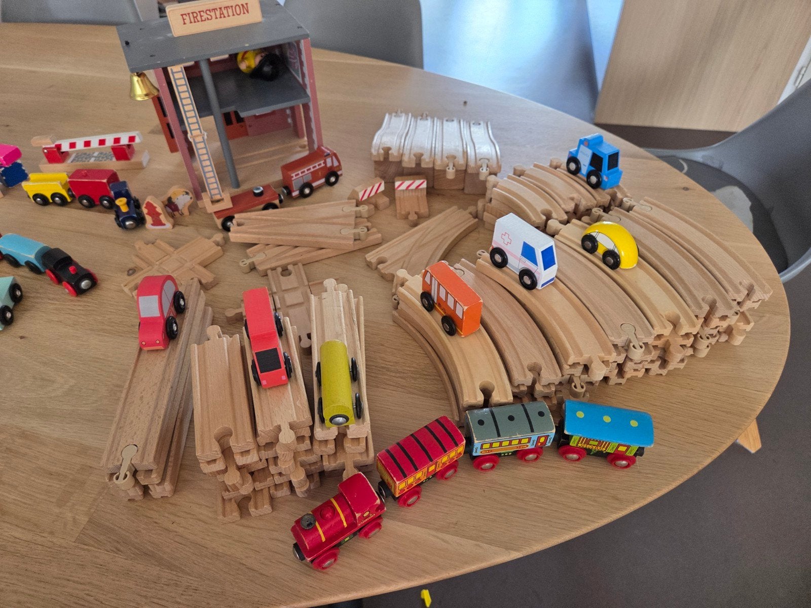 Houten treinrails gebouwen treintjes borden etc, Kinderen en Baby's, Speelgoed | Houten speelgoed, Ophalen of Verzenden, Zo goed als nieuw