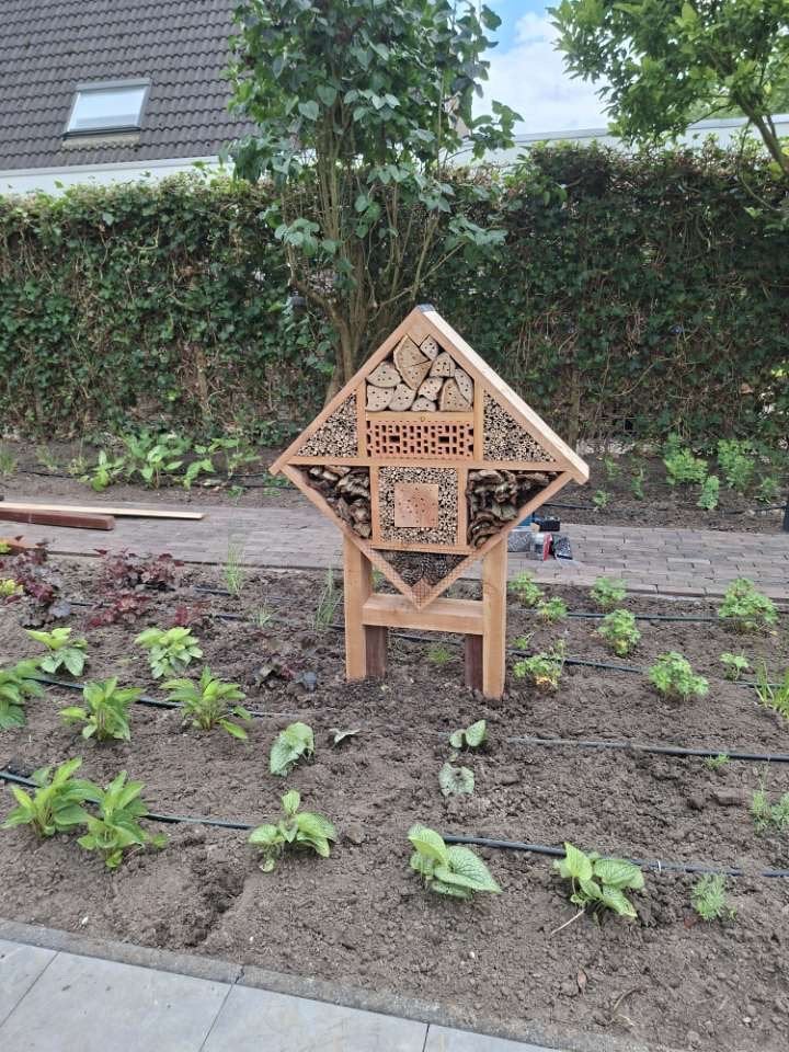 Handgemaakt bijenhotel in de vorm van een ruit, Bijen