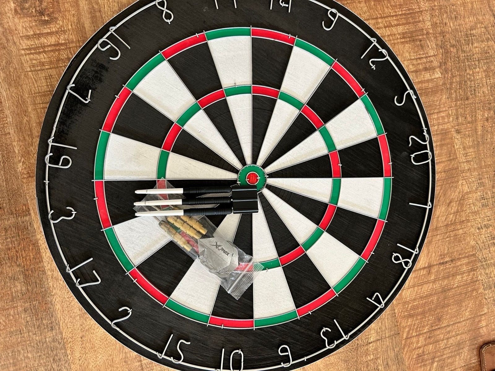 XQ Max Dartbord met pijlen - Zo goed als nieuw, Ophalen of Verzenden, Zo goed als nieuw, Dartbord met pijlen