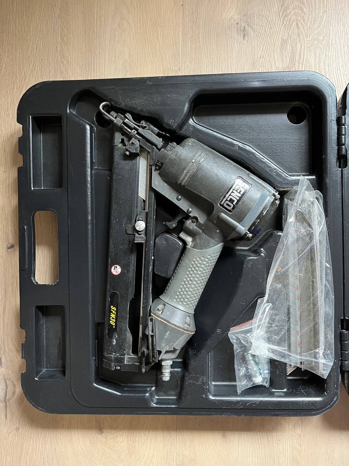 Senco SFN30 tacker in koffer met nagels, Doe-het-zelf en Verbouw, Gereedschap | Handgereedschap, Ophalen of Verzenden, Gebruikt