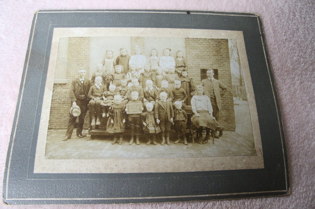 2 Oude klassenfoto's  Grijpskerk 1912 Openbare lagere school, Gebruikt, Foto, Ophalen of Verzenden, Voor 1940