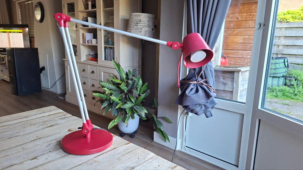 Vintage IKEA Oleby bureaulamp rood Memphis stijl, Huis en Inrichting, Ophalen of Verzenden, Gebruikt, Metaal