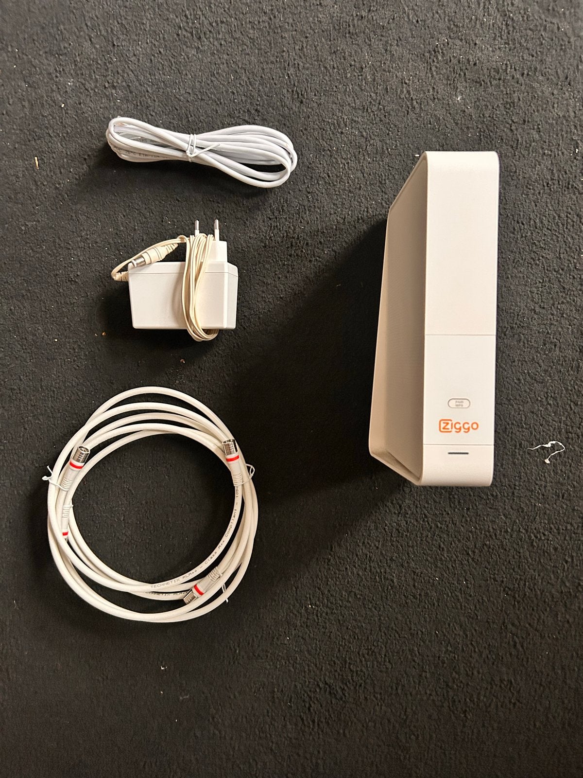 Ziggo Connectbox Router met modem en kabels, Ophalen, Zo goed als nieuw, Router met modem